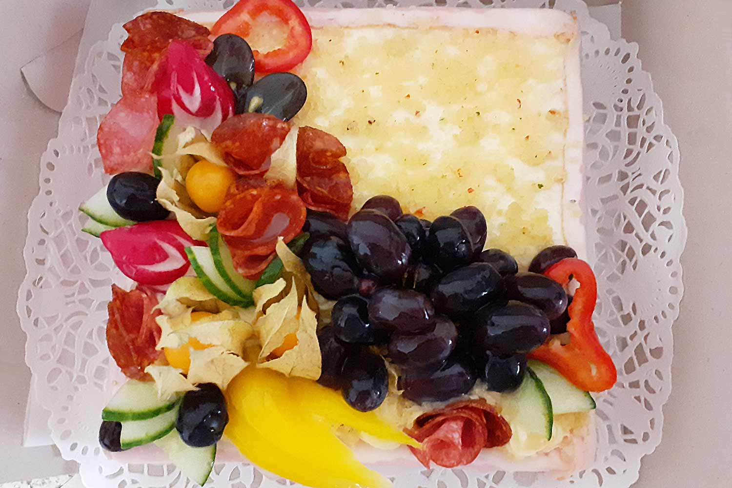 Čtvercový dort se zeleninou a uzeninou